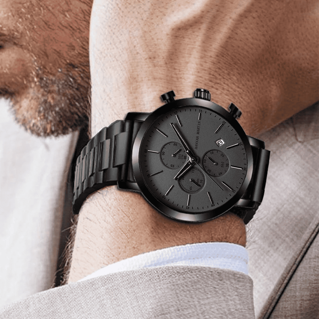 Nortis 40mm no pulso com blazer bege claro, evidenciando seu design sofisticado e discreto.