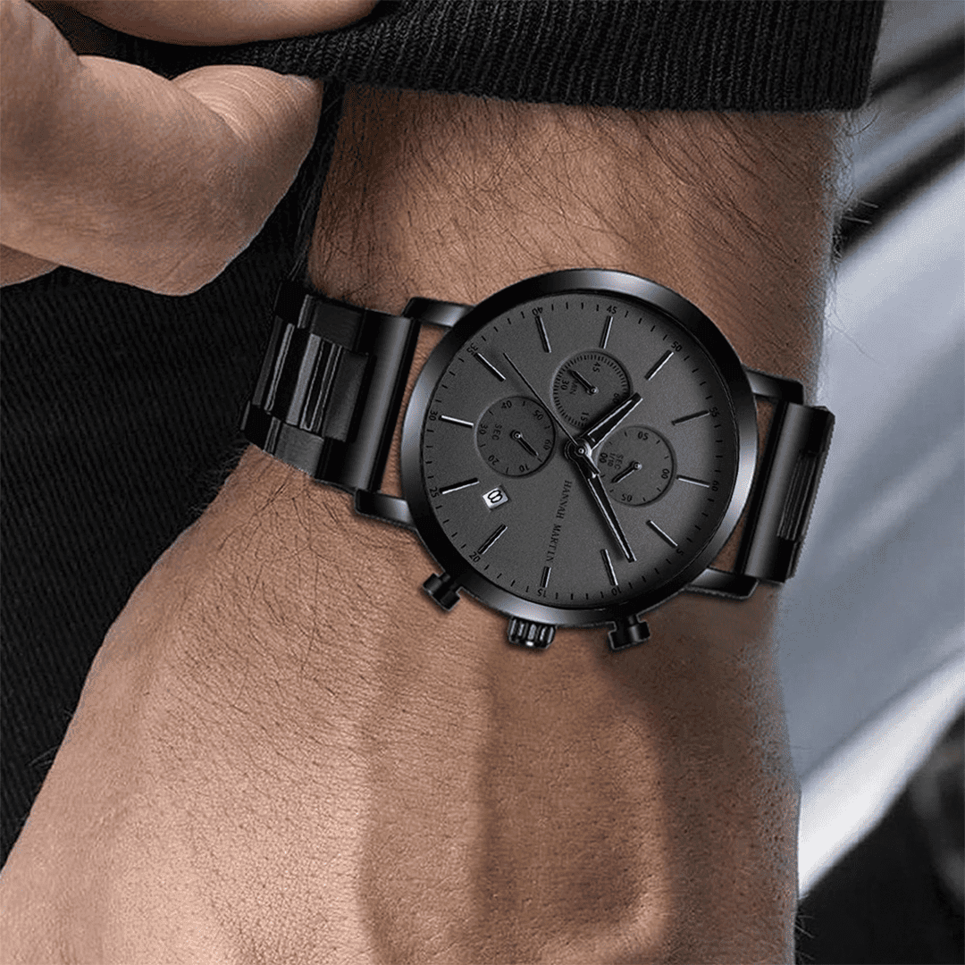 Relógio Rivietto Nortis com pulseira em aço preto, usado com roupa casual, reforçando o estilo versátil do modelo.