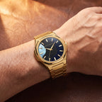 Relógio Astral 40mm Dourado no pulso com bracelete de aço