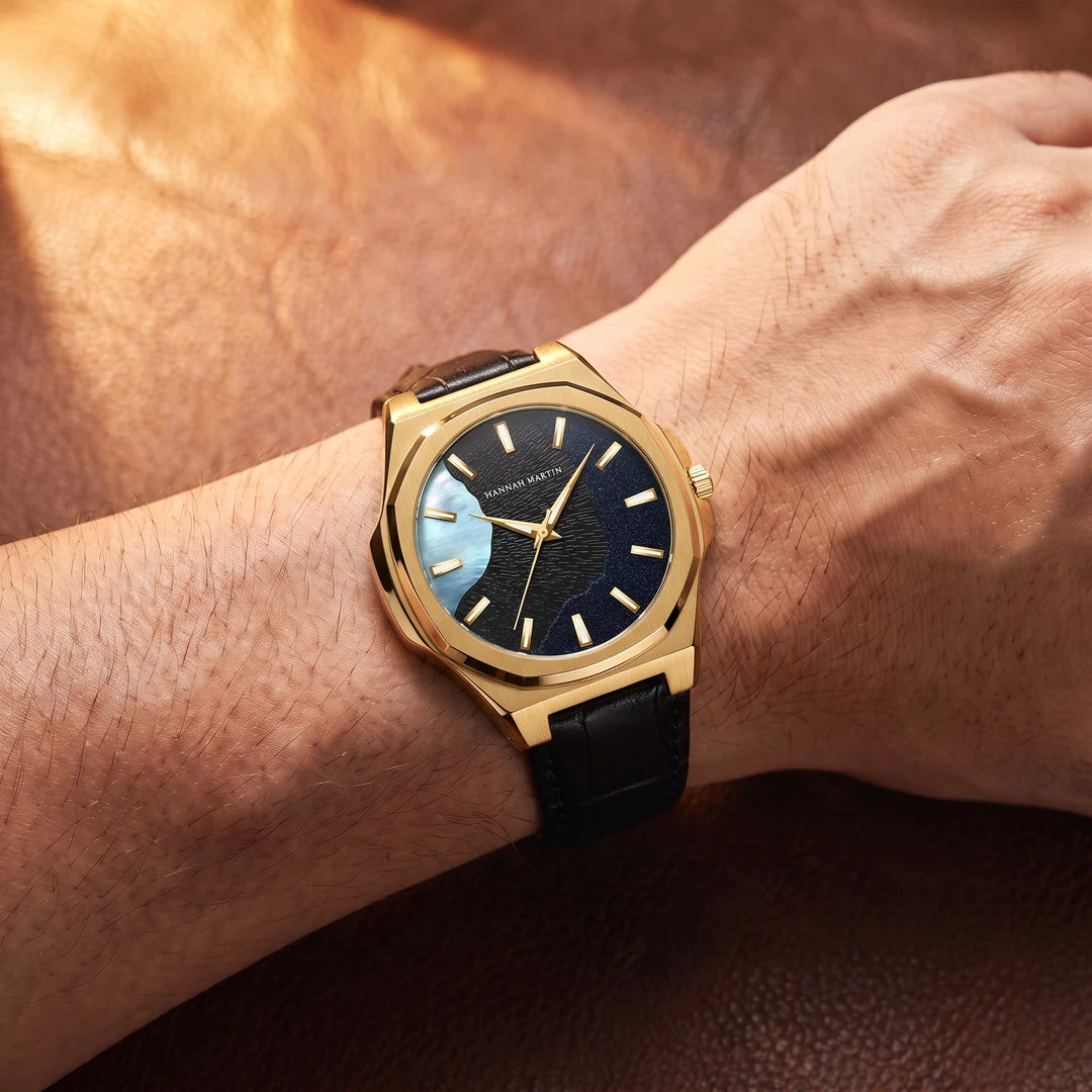 Relógio Astral 40mm Dourado no pulso com pulseira de couro