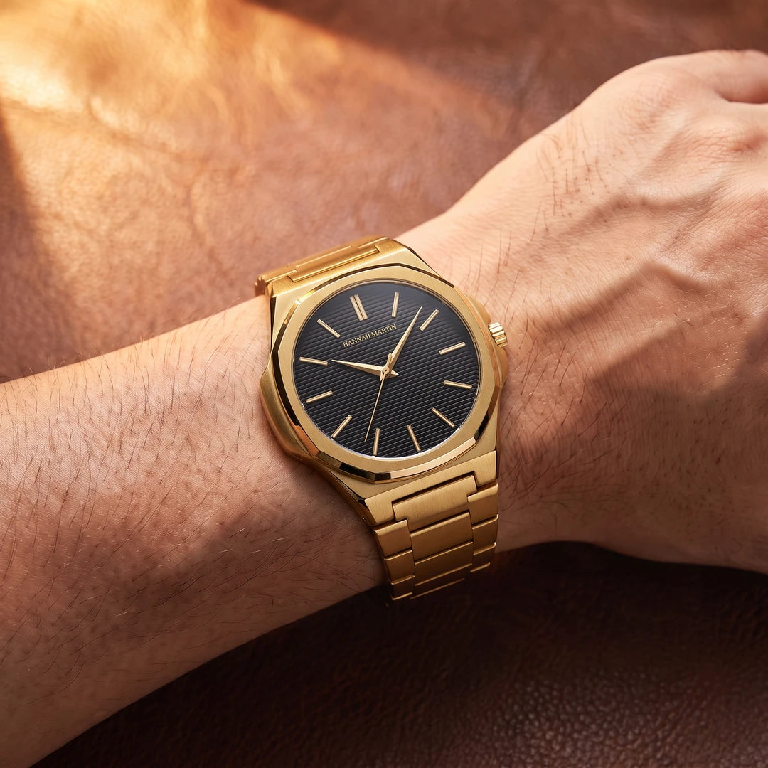 Relógio Linea 40mm Dourado no pulso com bracelete de aço