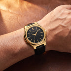 Relógio Linea 40mm Dourado no pulso com pulseira de couro