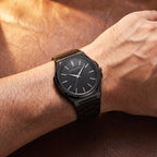 Relógio Linea 40mm Preto no pulso com bracelete de aço