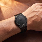 Relógio Linea 40mm Todo Preto no pulso com bracelete de aço