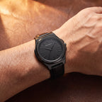 Relógio Linea 40mm Todo Preto no pulso com pulseira de couro