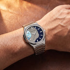 Relógio Astral 40mm Prata no pulso com bracelete de aço