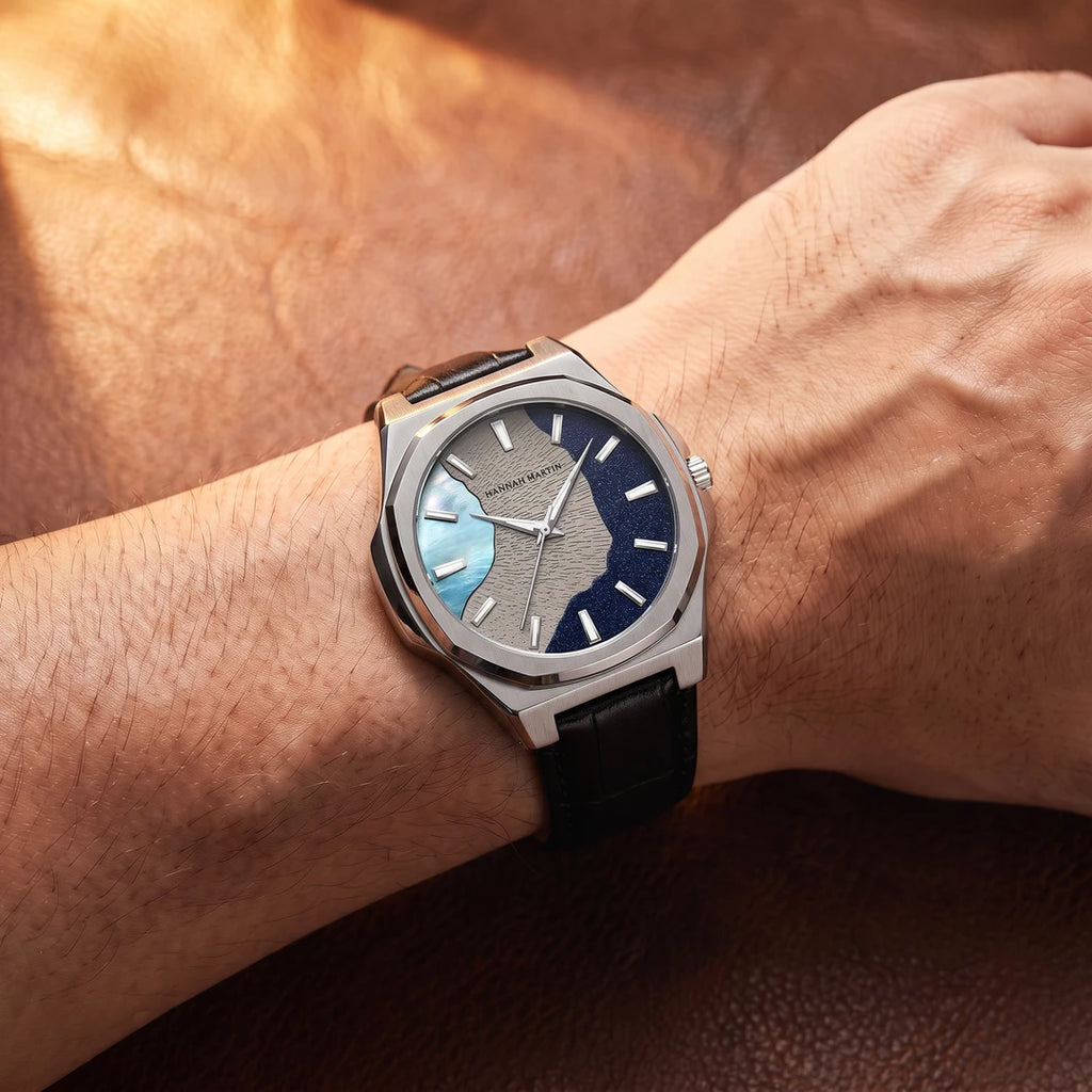 Relógio Astral 40mm Prata no pulso com pulseira de couro