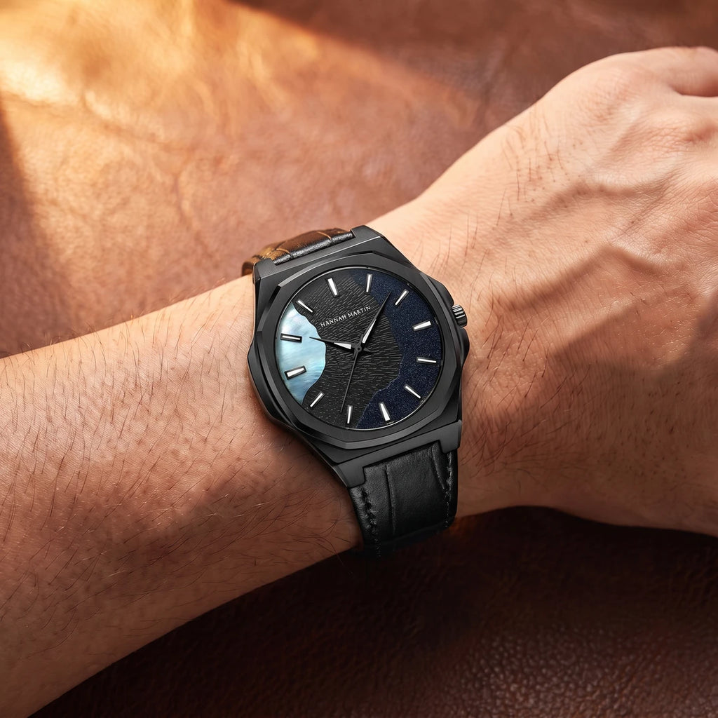 Relógio Astral 40mm Preto no pulso com pulseira de couro