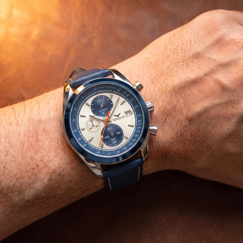 Relógio Duetto 44mm Branco e Azul no pulso