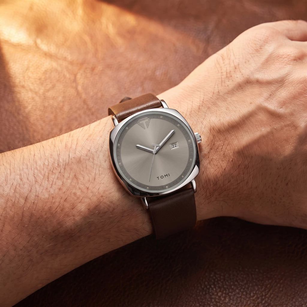 Relógio Lima 40mm Marrom e Prata no pulso