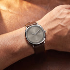 Relógio Lima 40mm Marrom e Prata no pulso