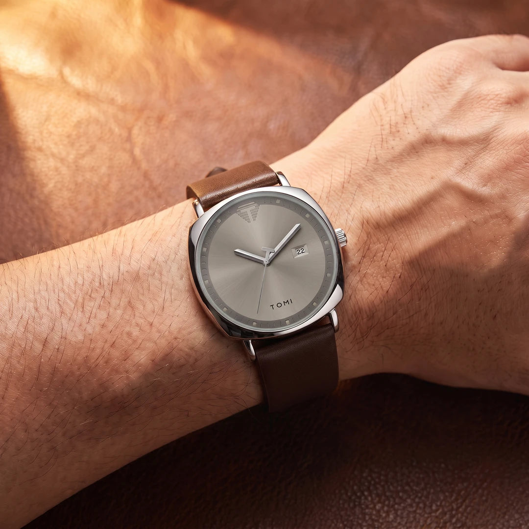 Relógio Lima 40mm Marrom e Prata no pulso