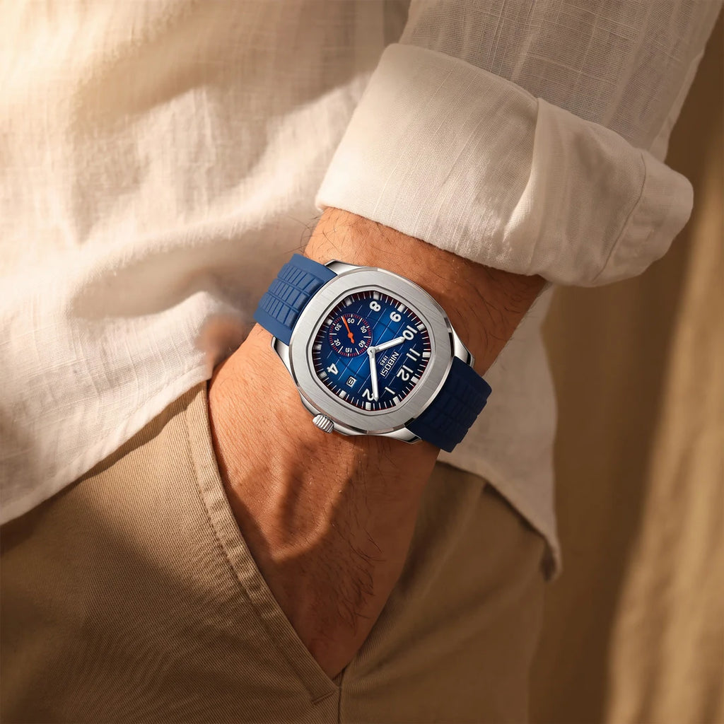 Lumen 42mm Azul - no pulso com a mao no bolso