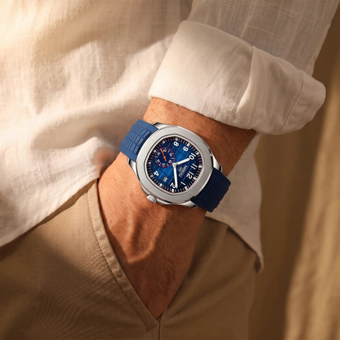Lumen 42mm Azul - no pulso com a mao no bolso