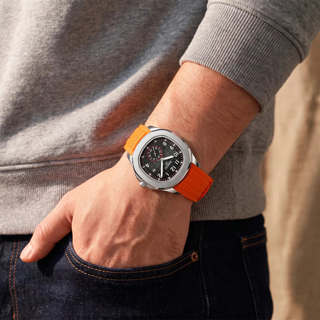 Lumen 42mm Laranja - no pulso com a mao no bolso