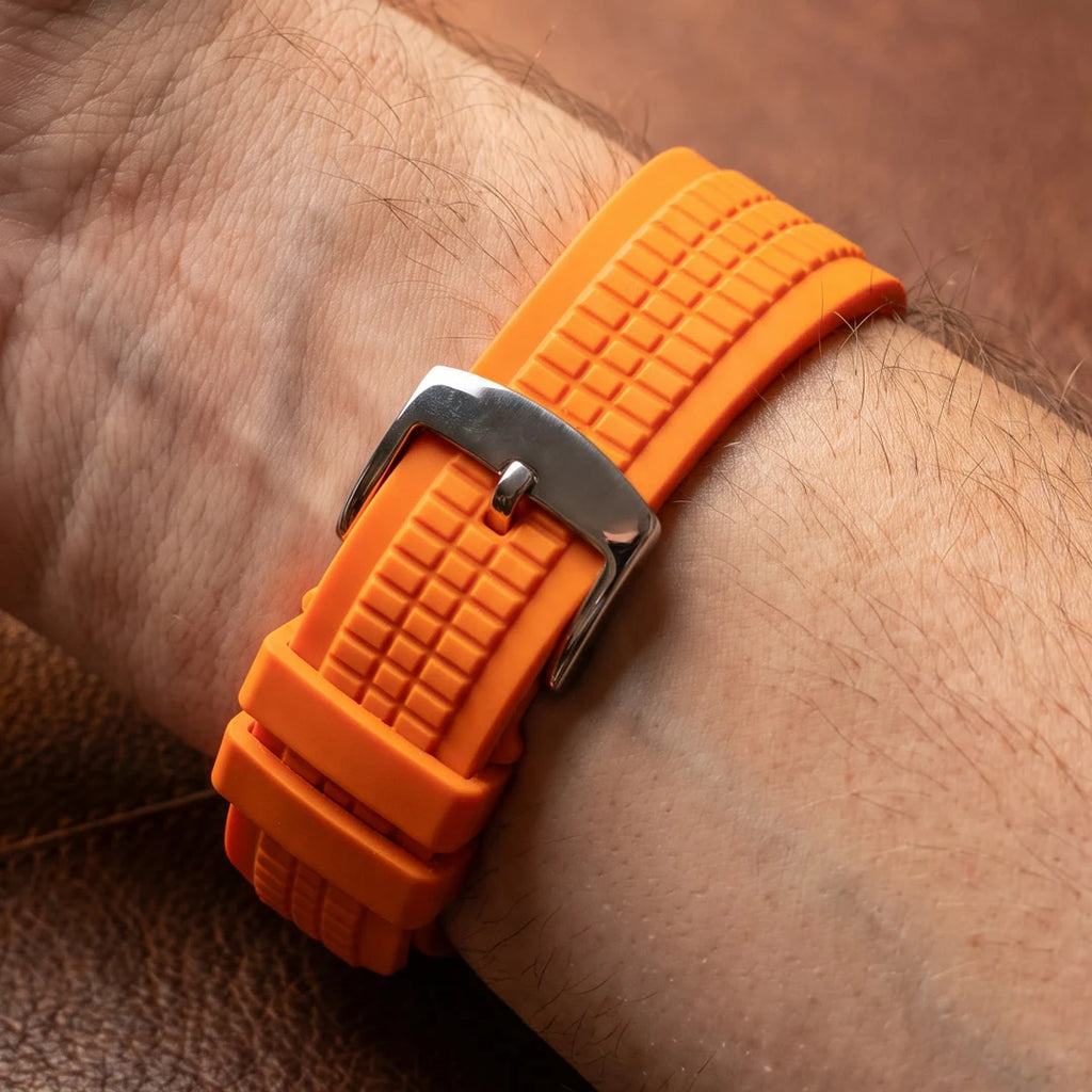 Lumen 42mm Laranja - detalhe da pulseira e fivela