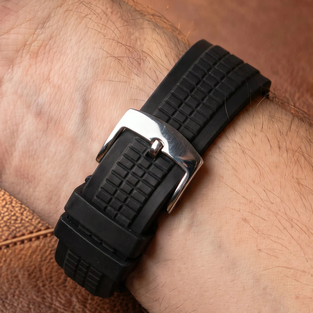 Lumen 42mm Preto - detalhe da pulseira e fivela
