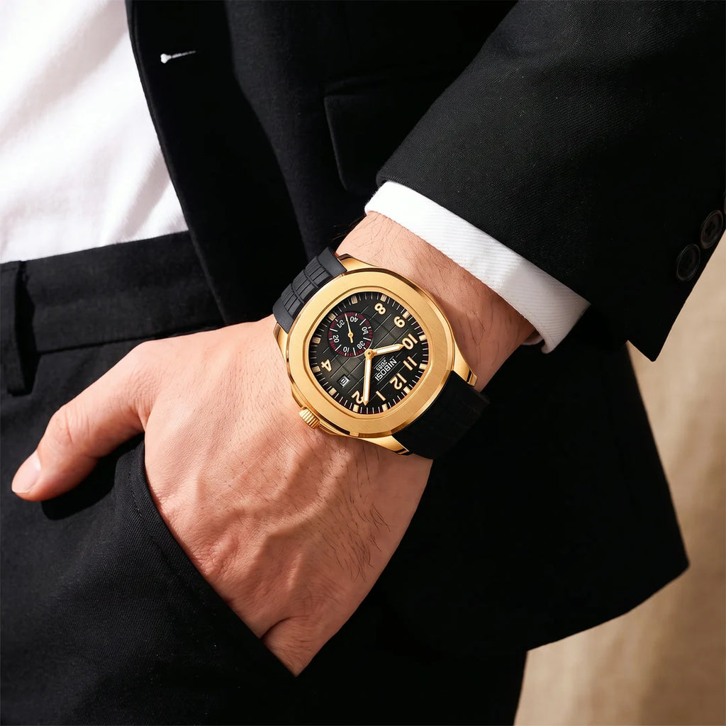 Lumen 42mm Preto e Dourado - no pulso com a mao no bolso
