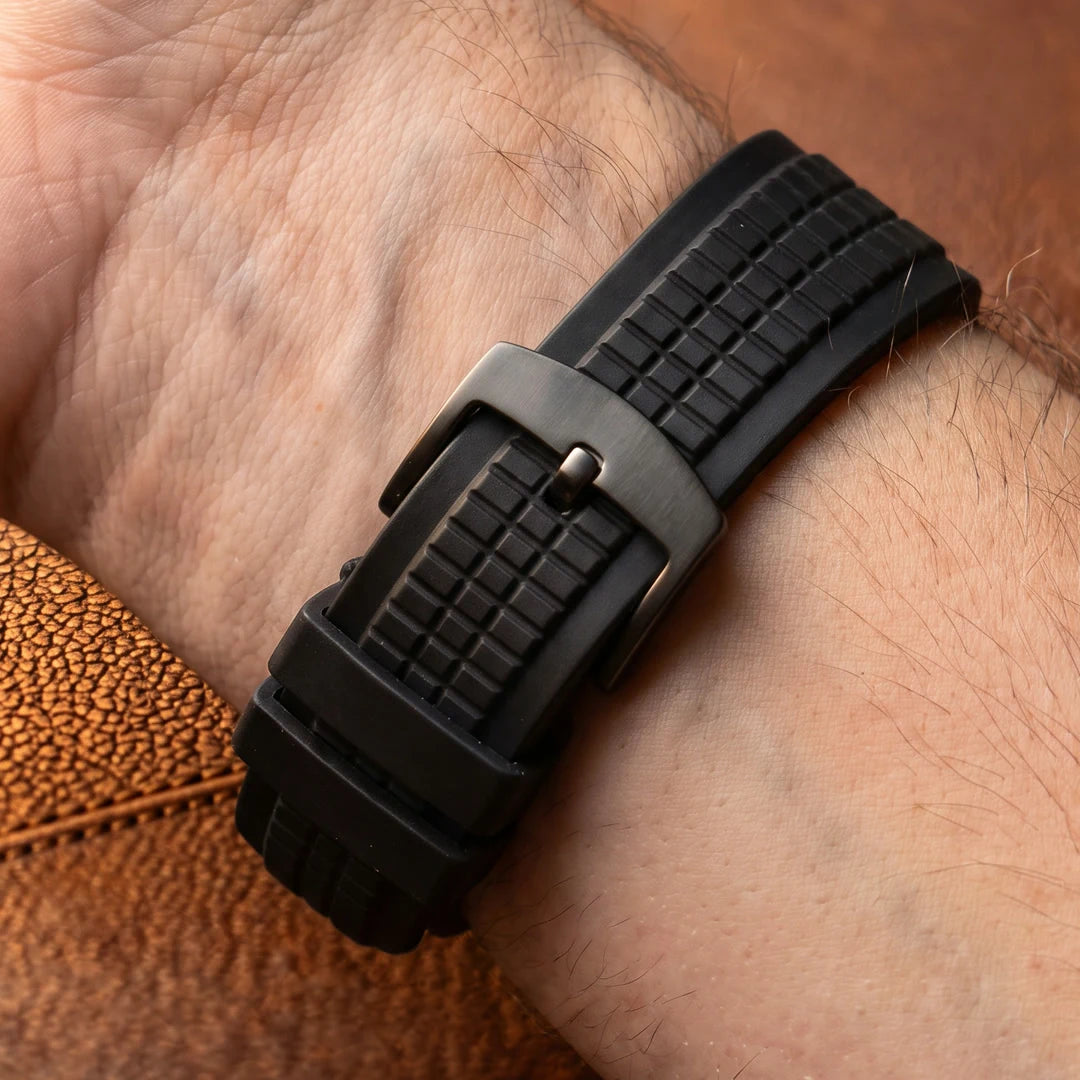 Lumen 42mm Todo Preto - detalhe da pulseira e fivela