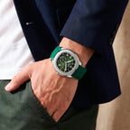 Lumen 42mm Verde - no pulso com a mao no bolso