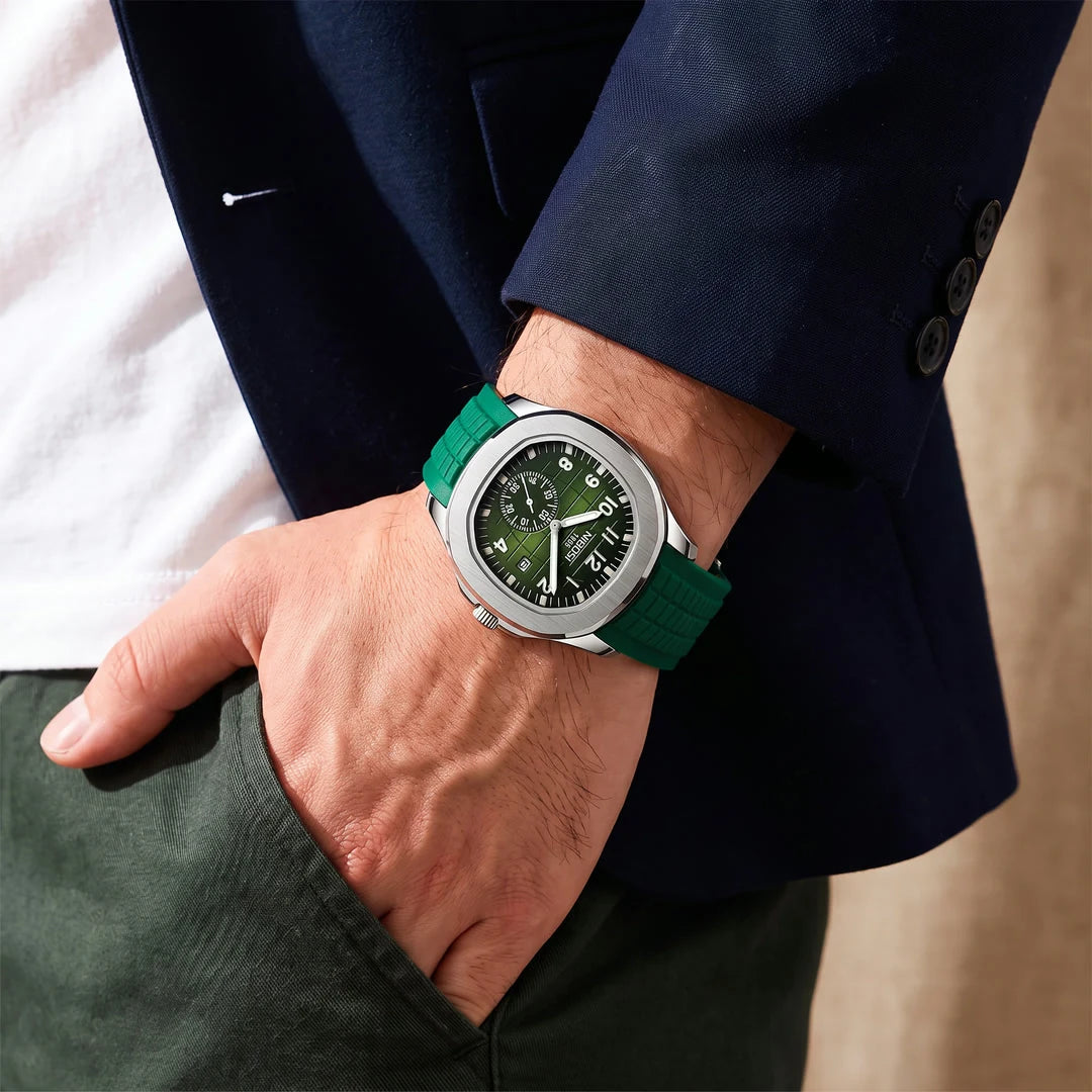 Lumen 42mm Verde - no pulso com a mao no bolso