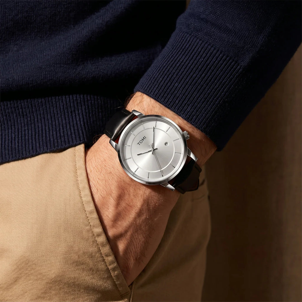 Madrid 42mm Branco - no pulso com a mao no bolso