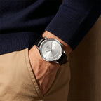 Madrid 42mm Branco - no pulso com a mao no bolso