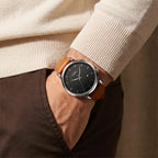 Madrid 42mm Marrom Claro - no pulso com a mao no bolso
