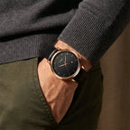 Madrid 42mm Marrom e Rose - no pulso com a mao no bolso