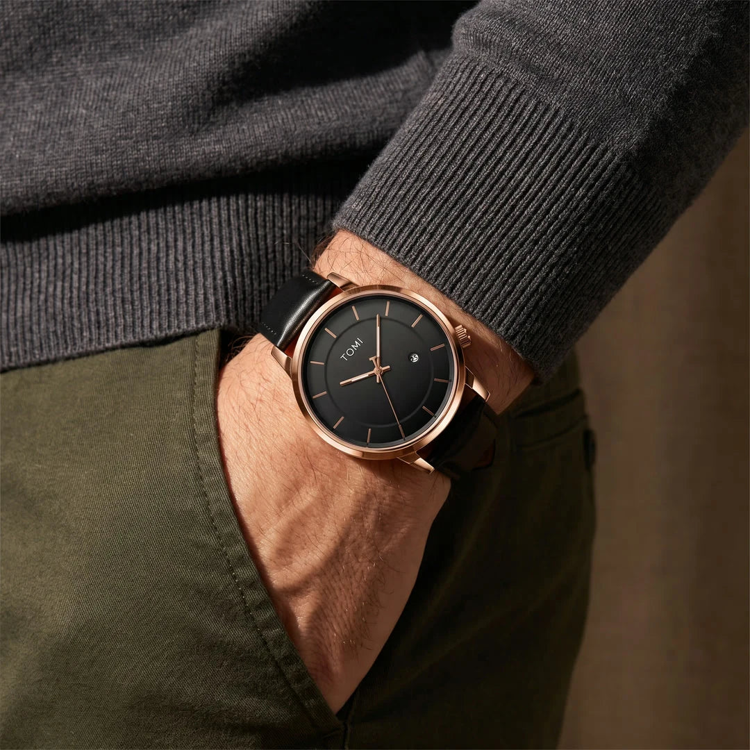 Madrid 42mm Marrom e Rose - no pulso com a mao no bolso