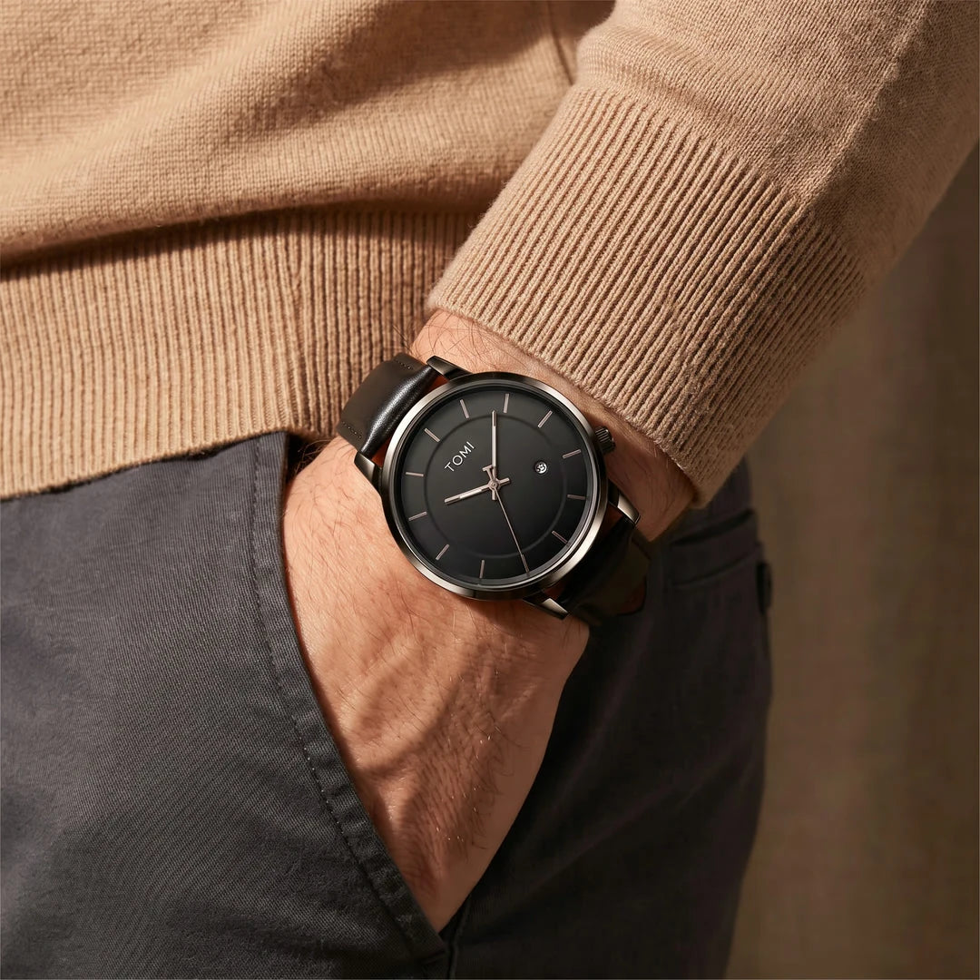 Madrid 42mm Preto - no pulso com a mao no bolso