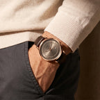Madrid 42mm Preto e Rose - no pulso com a mao no bolso