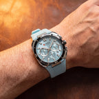 Relógio Moka 43mm Azul Claro no pulso