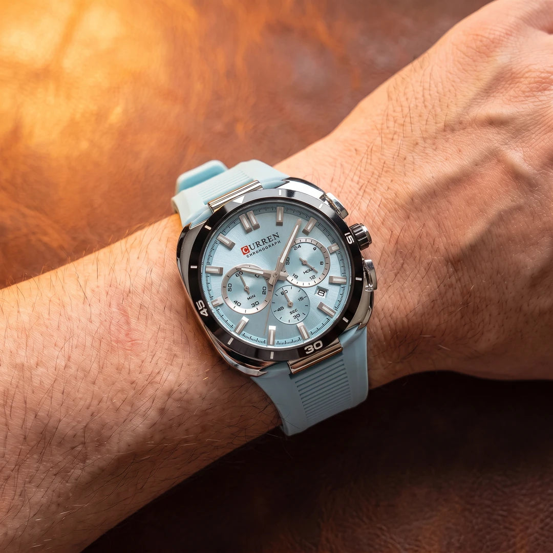 Relógio Moka 43mm Azul Claro no pulso