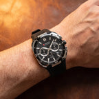 Relógio Moka 43mm Preto e Prata no pulso