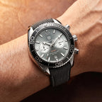 Relógio Netuno 44mm Cinza e Preto no pulso