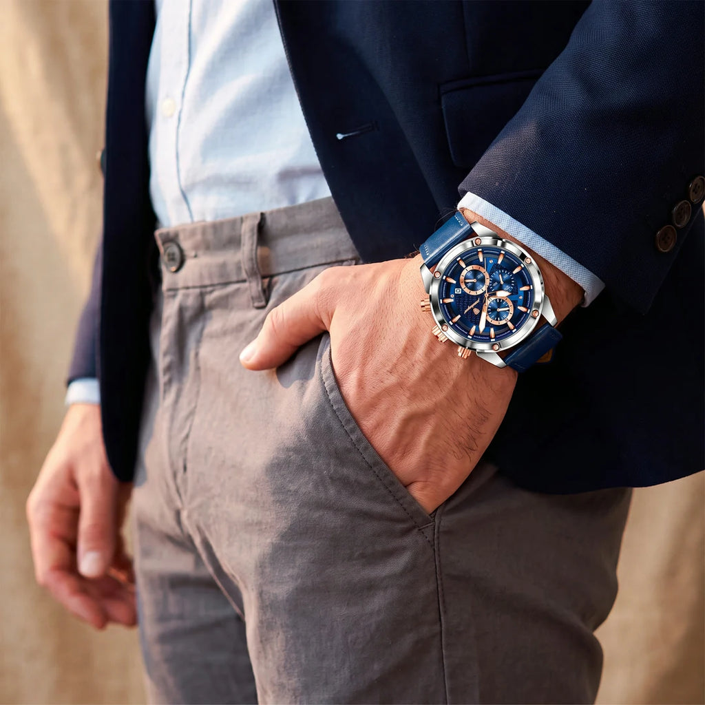 Omega 45mm Azul - no pulso com a mao no bolso