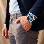 Omega 45mm Azul - no pulso com a mao no bolso