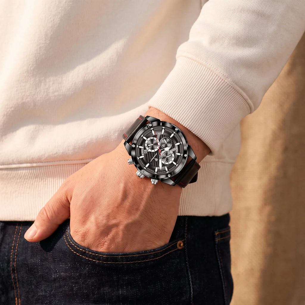 Omega 45mm Preto Prata - no pulso com a mao no bolso