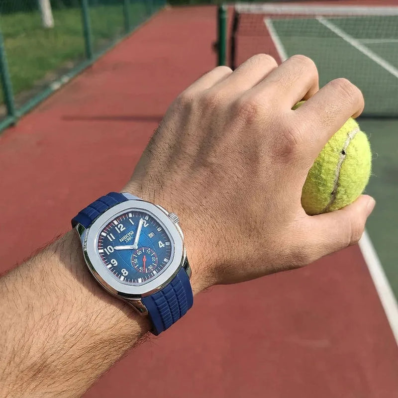 Lumen 42mm azul no pulso em uma quadra de tenis