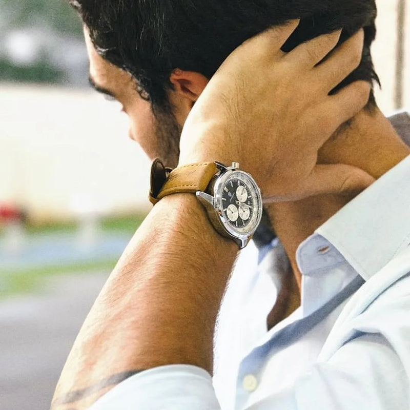 Sublime 41mm de couro camel no pulso de um homem de camisa clara