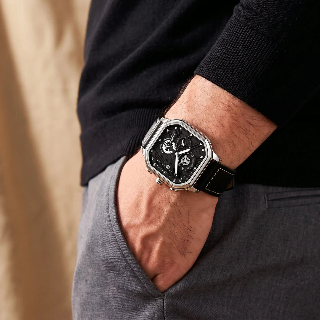 Sidney 42mm Preto e Prata - no pulso com a mao no bolso