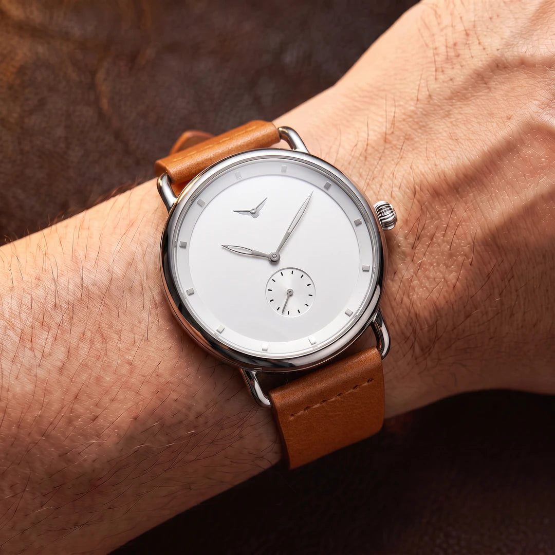 Relógio Silente 41mm Branco e Marrom no pulso