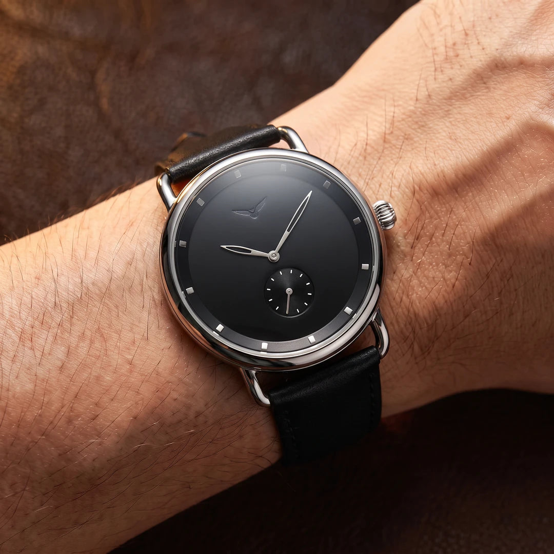 Relógio Silente 41mm Preto e Prata no pulso