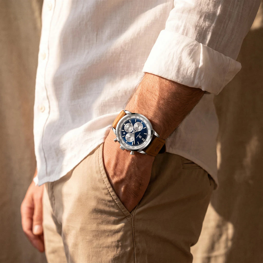 Sublime 41mm Azul Couro - no pulso com a mao no bolso