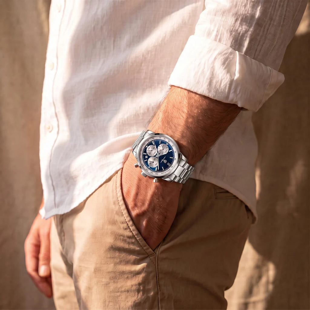 Sublime 41mm Azul Aco - no pulso com a mao no bolso