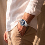 Sublime 41mm Azul Aco - no pulso com a mao no bolso