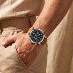 Sublime 41mm Preto Couro - no pulso com a mao no bolso