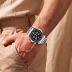 Sublime 41mm Preto Aco - no pulso com a mao no bolso