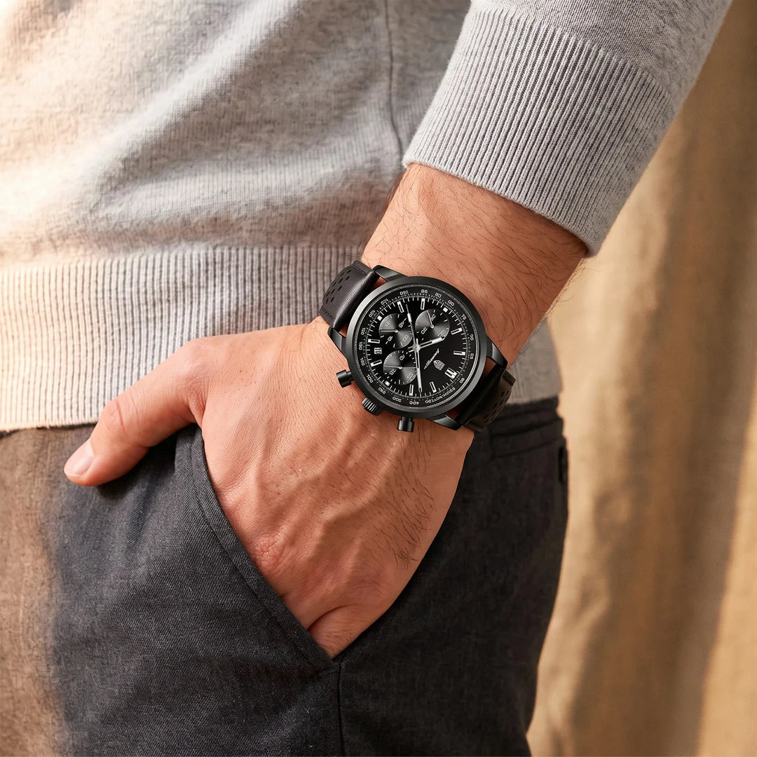 Sublime 41mm Todo Preto Couro - no pulso com a mao no bolso